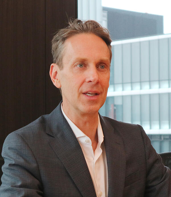 Robert Schuetzle 氏