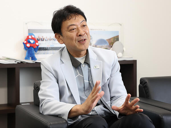 岡田康伸 氏