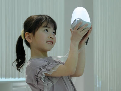 一人1つずつタマゴ型デバイスを持ちながら展示を巡る