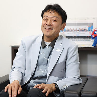 岡田康伸 氏