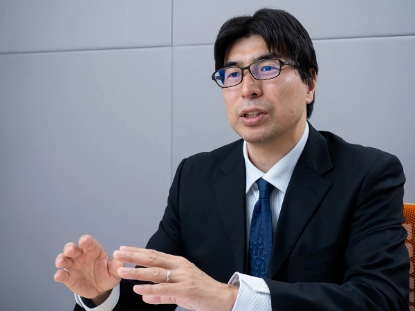 インタビューに応じるDBJデジタルソリューションズ株式会社　ITアドバイザリー第2部　課長代理　ITコンサルタント　向後 潤一
