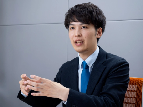 インタビューに応じるDBJデジタルソリューションズ株式会社　ITアドバイザリー第1部　システムエンジニア　小林 丈二