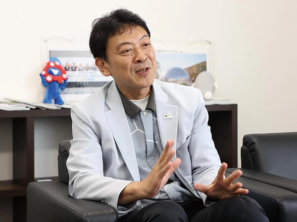 インタビューに応じる電気事業連合会　大阪・関西万博推進室　室長　電力館 可能性のタマゴたち　館長　岡田康伸 氏