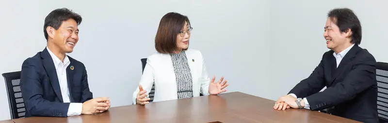 SWCC株式会社　代表取締役会長　長谷川隆代氏と、代表取締役 CEO　小又哲夫氏と、株式会社日本政策投資銀行　常務執行役員　松浦哲哉による対談の様子。